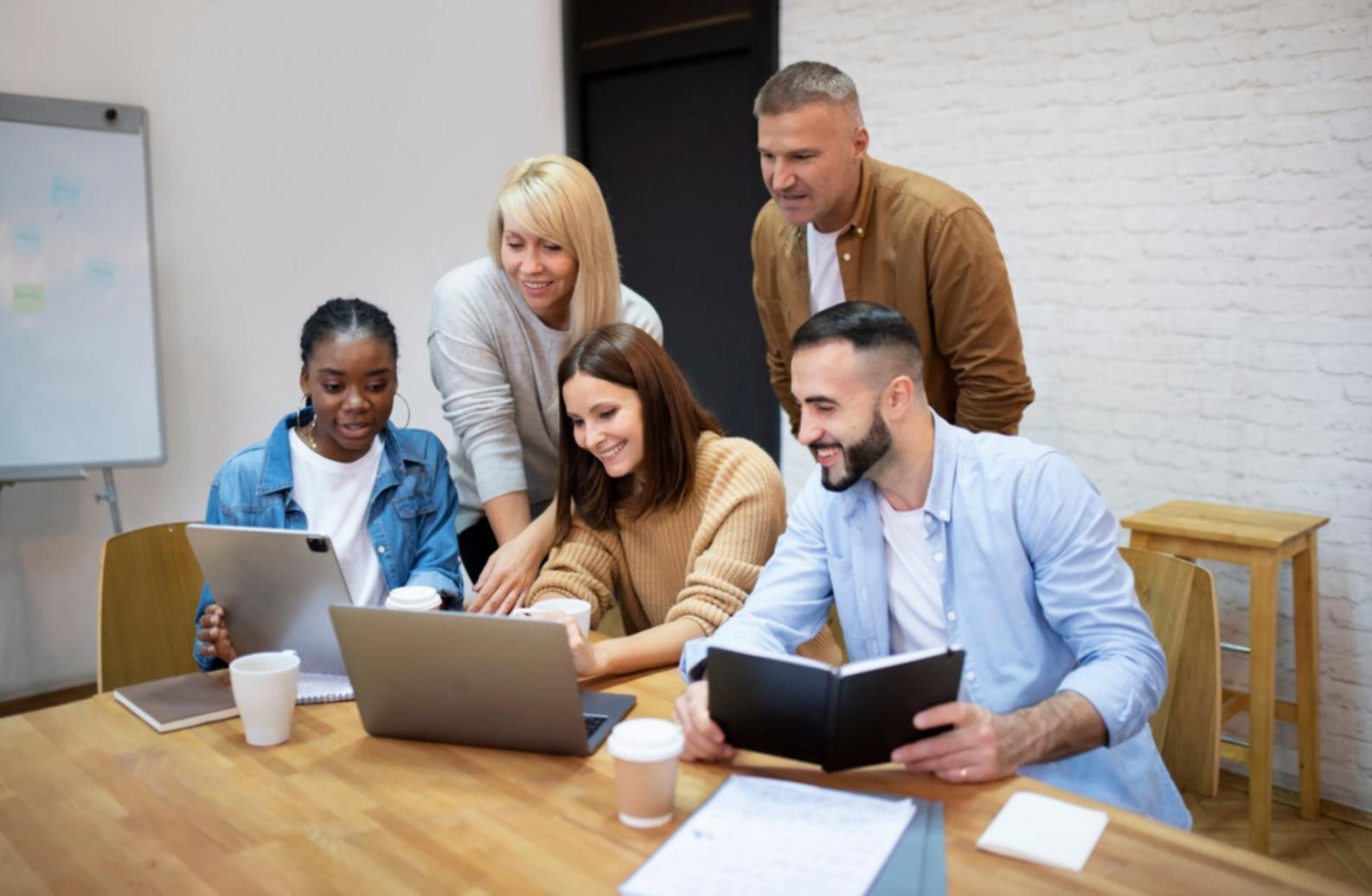 Команда специалистов Hometech Base работает над решениями финансового анализа